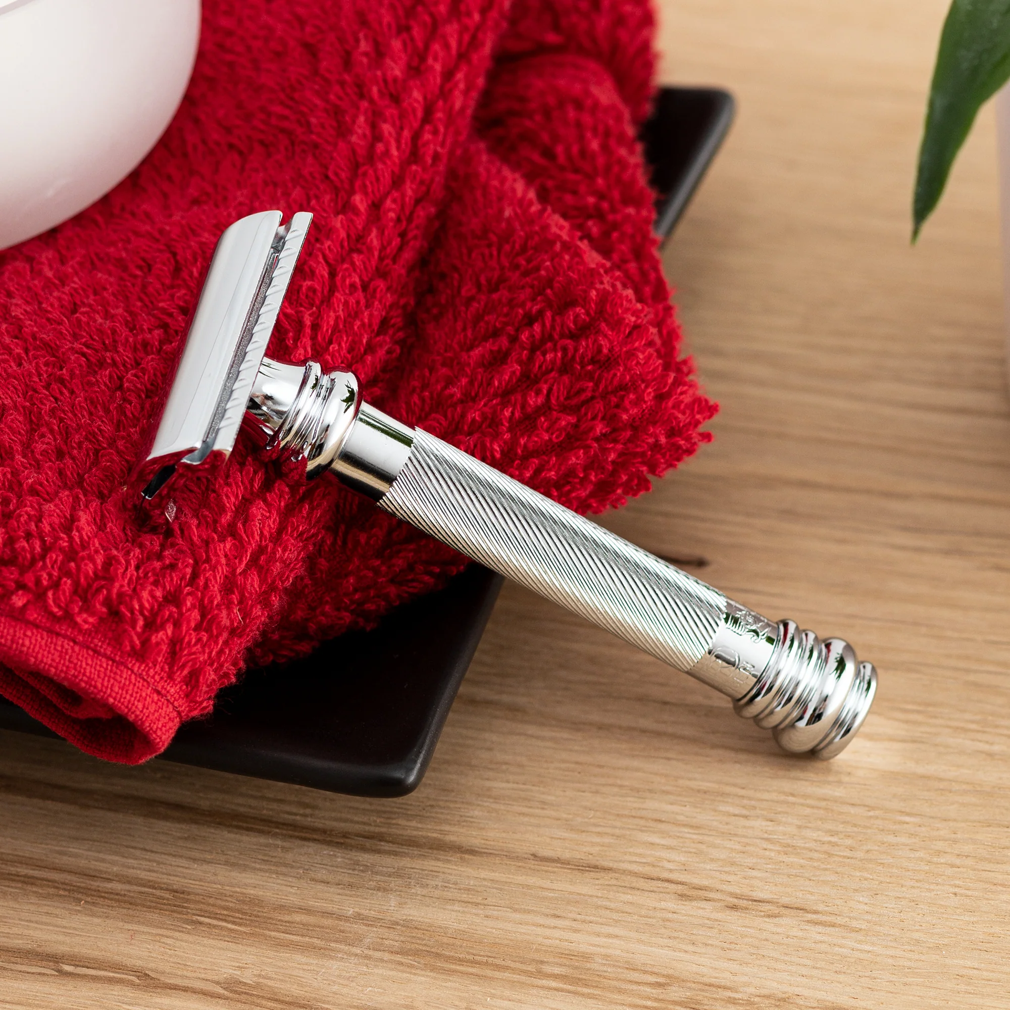 Merkur Double Edge Safety Razor, Straight Cut, Extra Long Handle, Chrome - Image 2