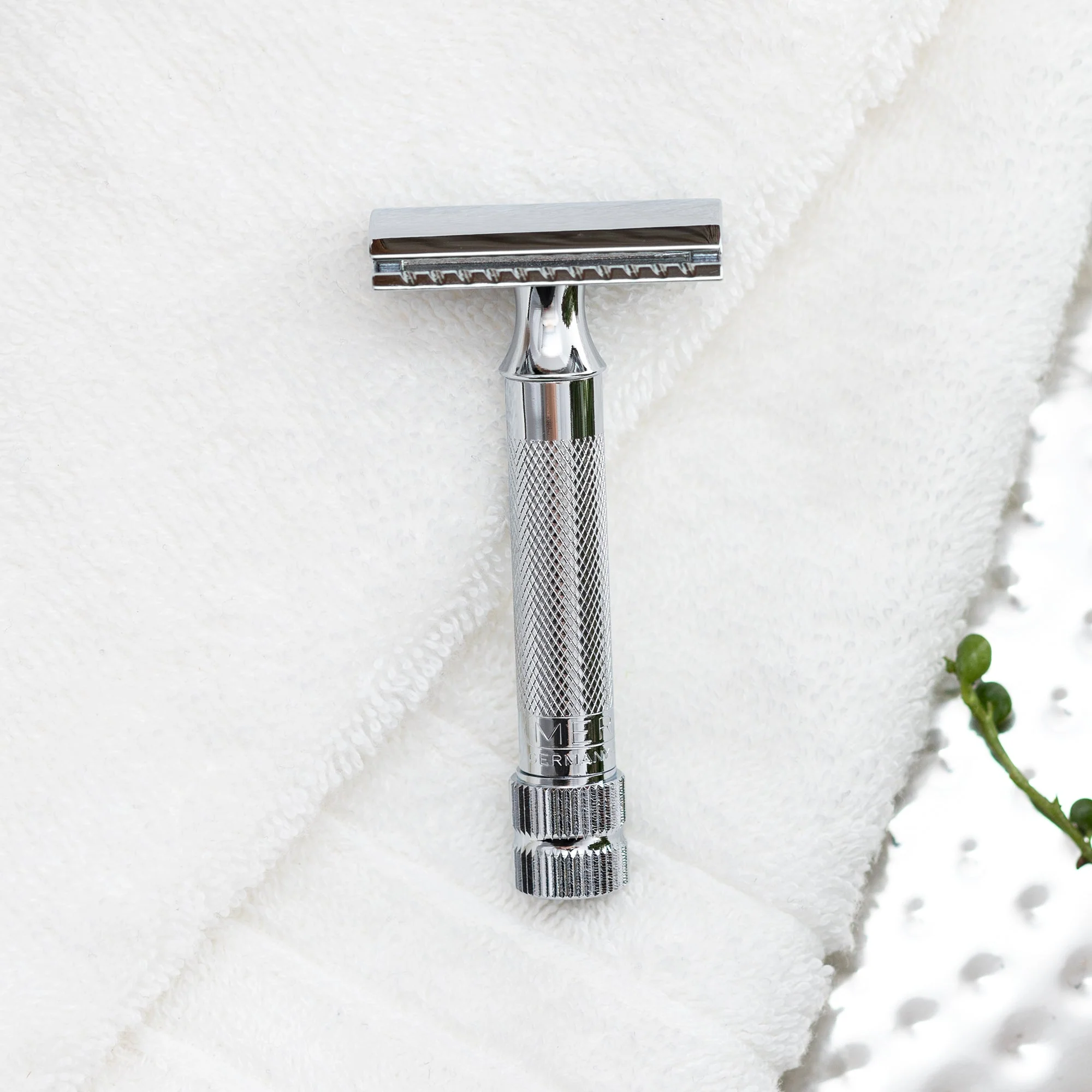 Merkur Double Edge Safety Razor, Straight Cut, Extra Thick Handle, Chrome - Image 2